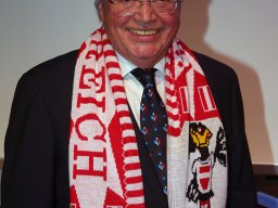 c_photo_plohe_r2146_hans fiedinger mit seinem legendaren rot-weiss_rotem schal